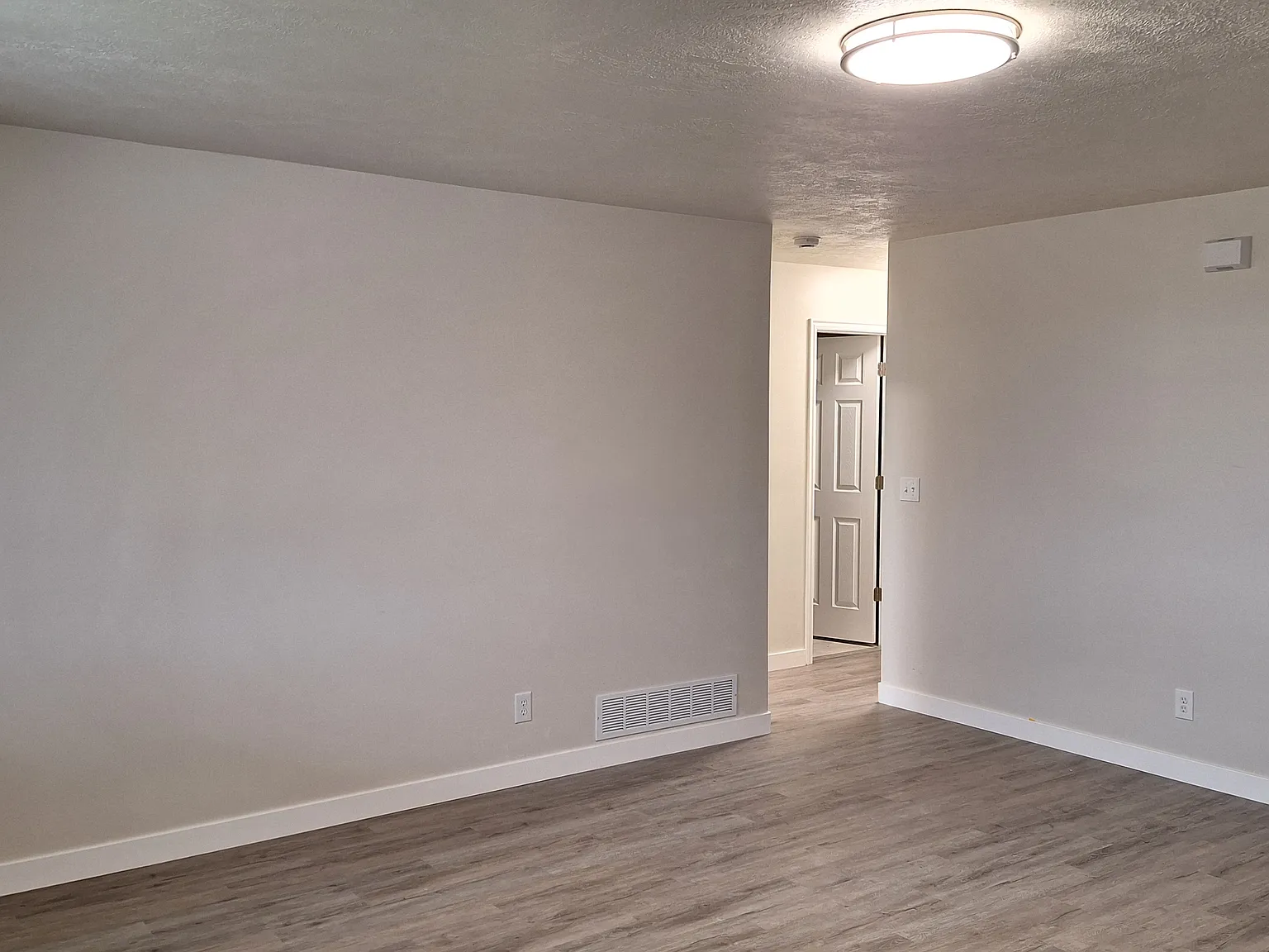 5 bed, 2800 sqft, $2,195 — Photo 2