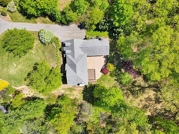 3rd image of 294 Grandview Dr