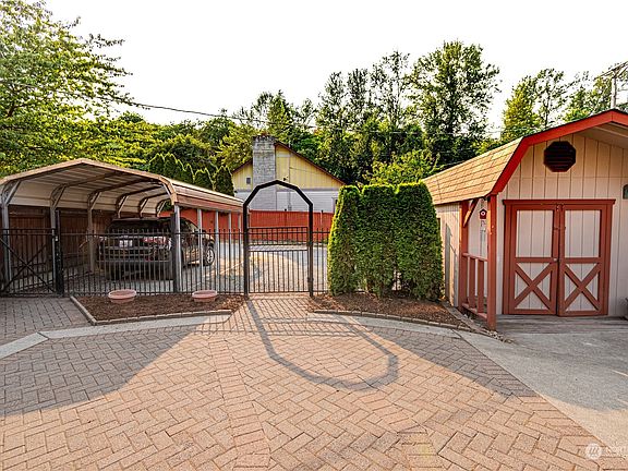 2nd image of 2710 Pioneer Way E