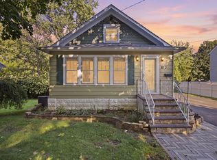810 Wheeler St, Woodstock, IL 60098