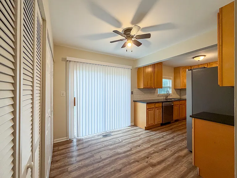 2436 Devonshire Ct — Photo 8