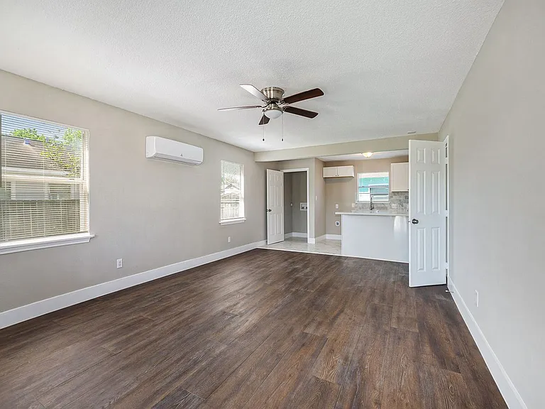 517 Center St — Photo 9