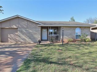 323 E Hillcrest Ln, Mustang, OK 73064