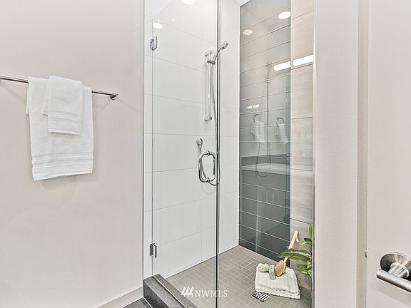 5th image of 9515 A 8th Avenue NW