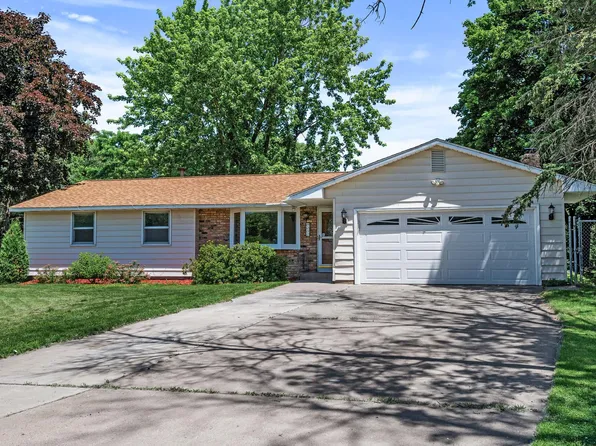 9257 3rd St NE, Blaine, MN 55434