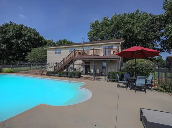 122 S 3rd Ct, Lansing, KS 66043
