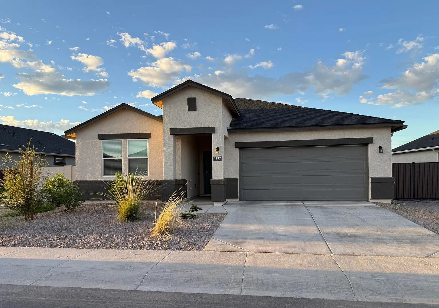 5 Bedroom 3 Bathroom Home Available in Carlton Commons, Casa Grande! — Photo 1