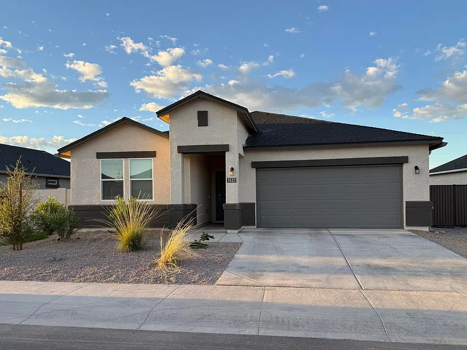 1527 E Glazier Dr