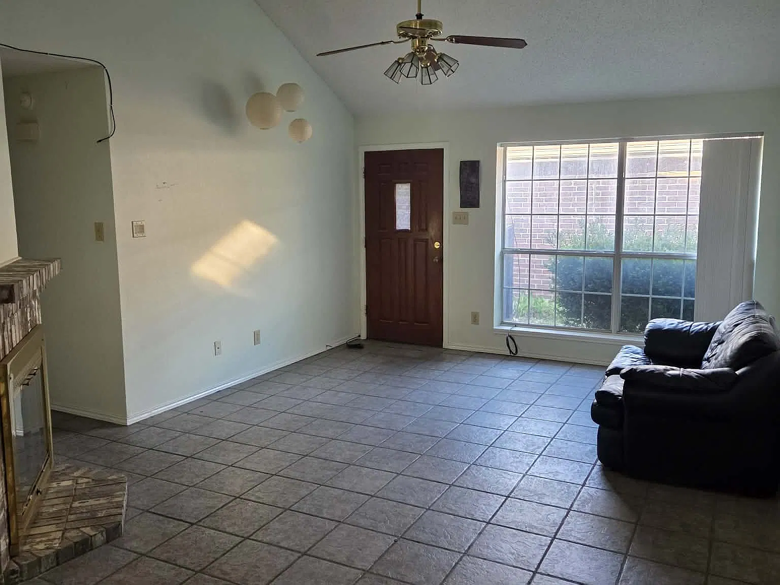 3 bed, 1391 sqft, $2,000 — Photo 2
