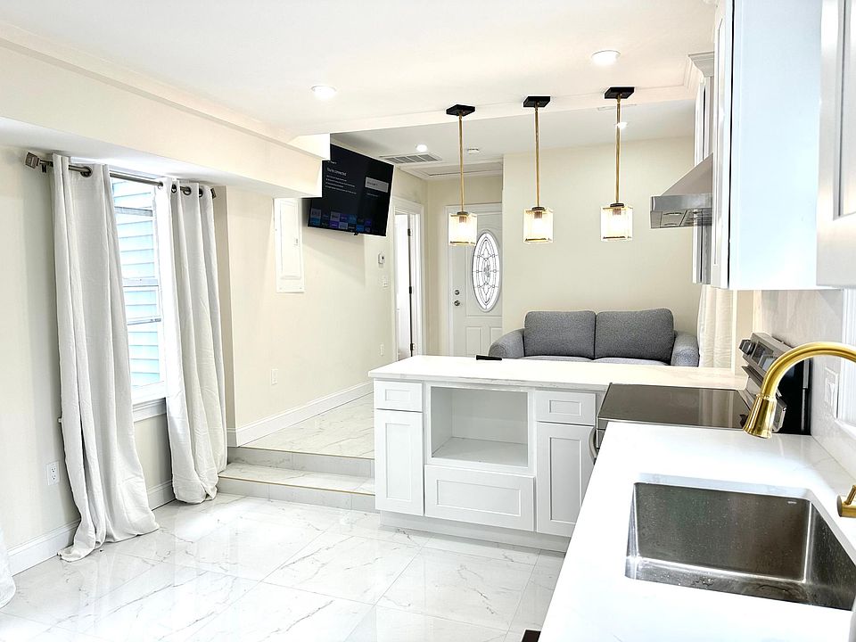1st image of 11 Burrell St #2