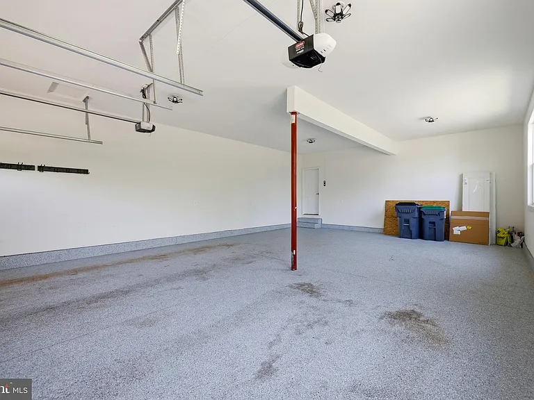 301 Kingdom Dr — Photo 56