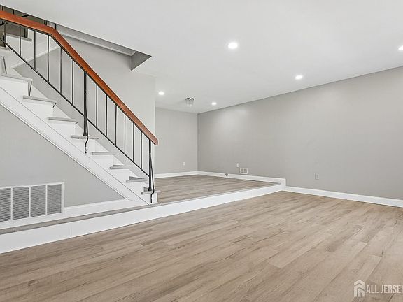 3rd image of 1216 Thomas Ave