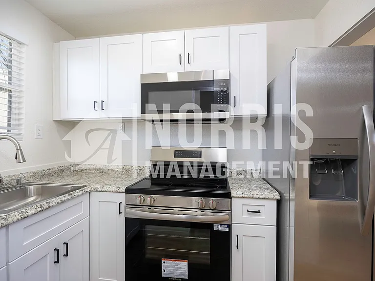 104 1/2 E 10th St — Photo 6