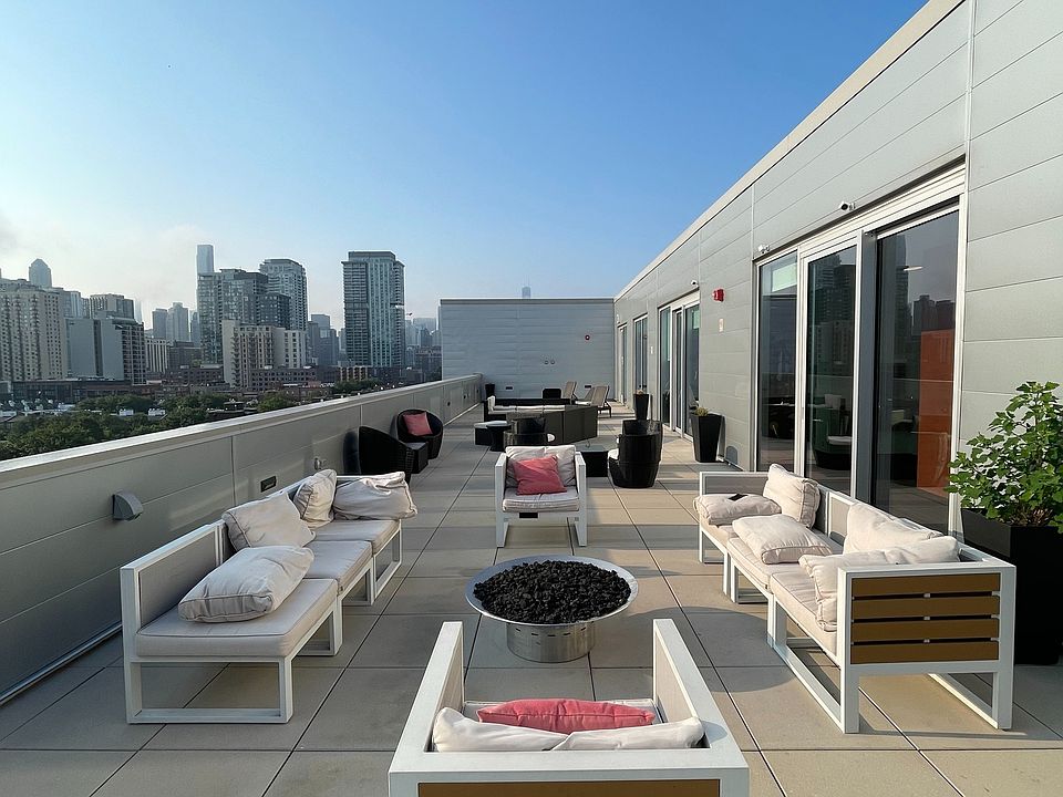 Outdoor Lounge with Firepit and Chaise Loungers - Best View in Chicago