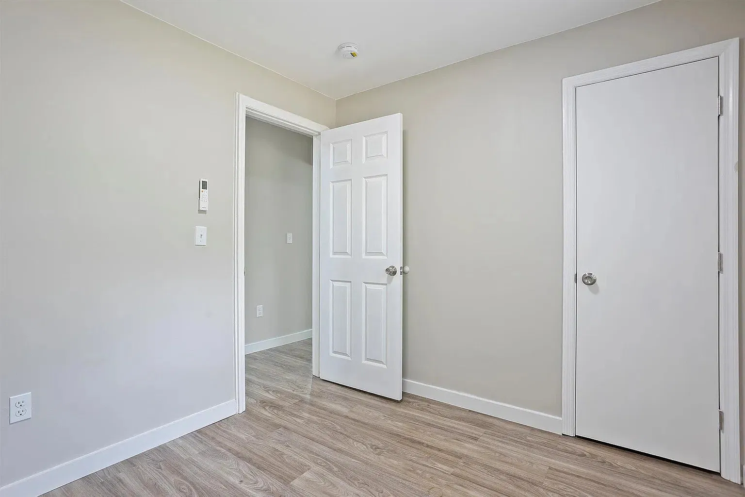 3 bed, 890 sqft, $1,390 — Photo 4
