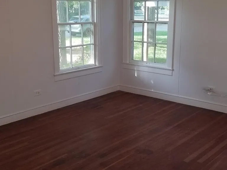 1403 Burns Blvd — Photo 2