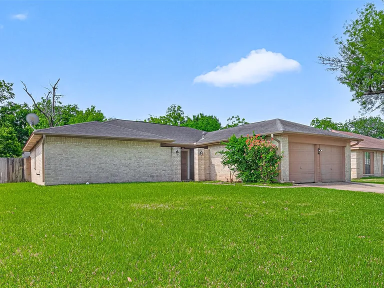 2310 Woodwind Dr — Photo 2