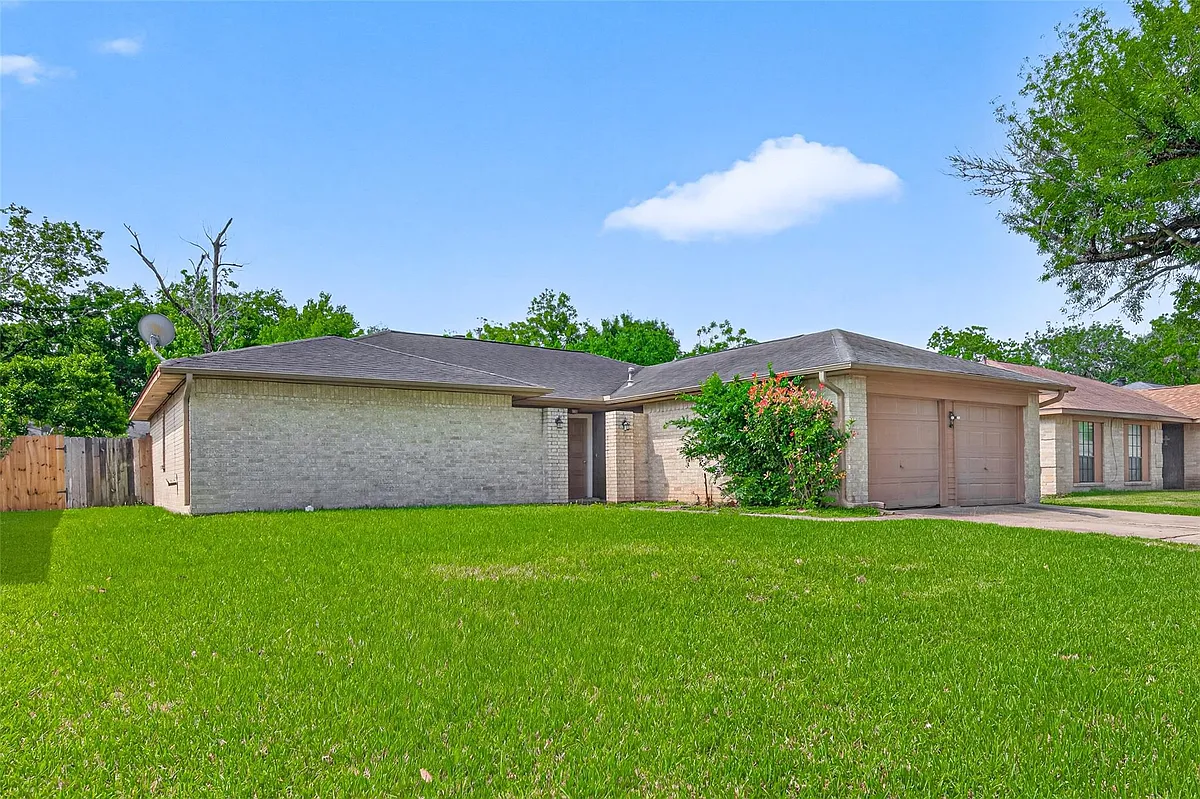 Building Photo - 2310 Woodwind Dr