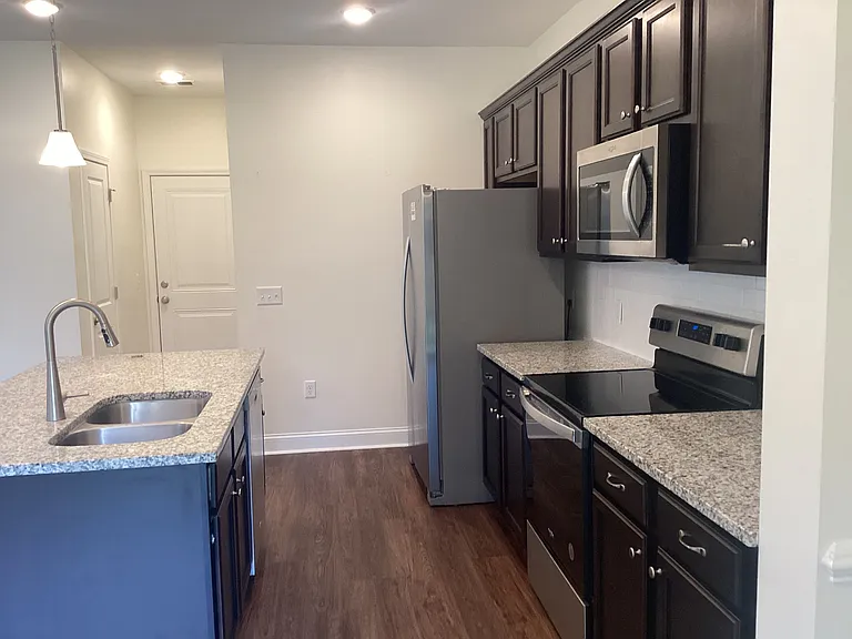 601 E Lionel Rd — Photo 4