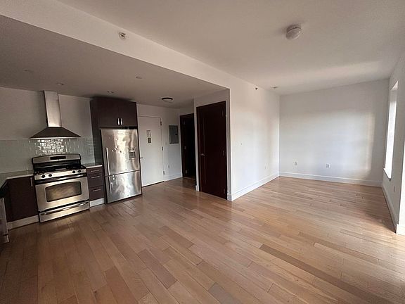 2nd image of 3101 Vernon Blvd APT 405