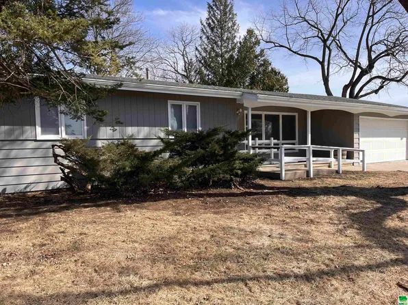 3144 S Lakeport St, Sioux City, IA 51106