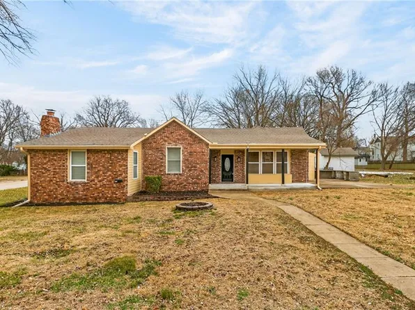 309 W Piankishaw St, Paola, KS 66071