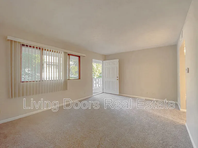 4711 Gladstone St — Photo 6