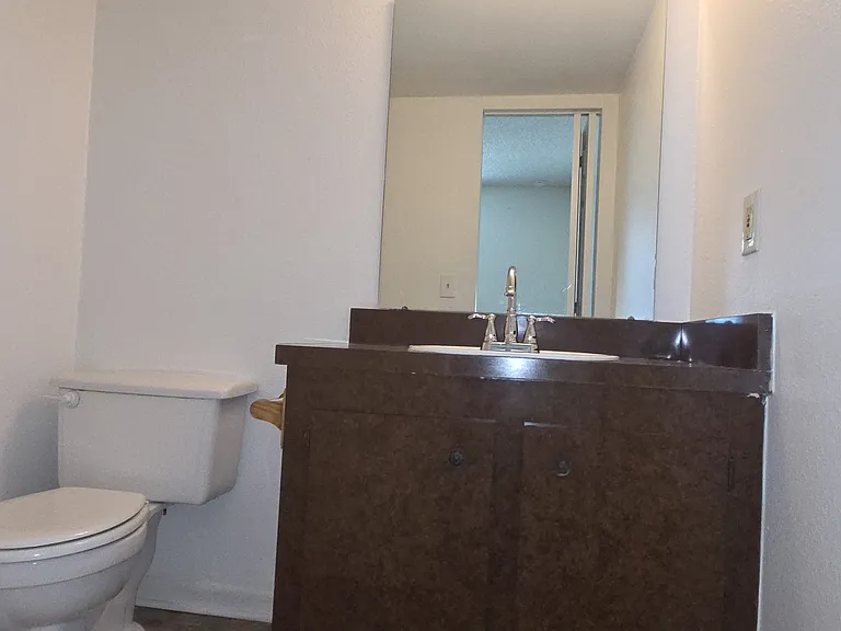 915 Ariana Apartment Community — Photo 14