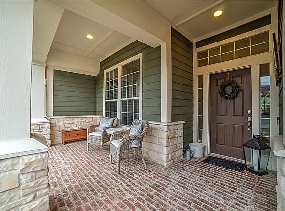 3rd image of 3466 Fountainbleau Ln