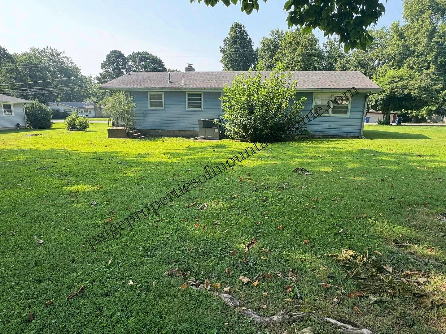 Charming 2-Bedroom Home with Large Yard & Garage — Photo 3