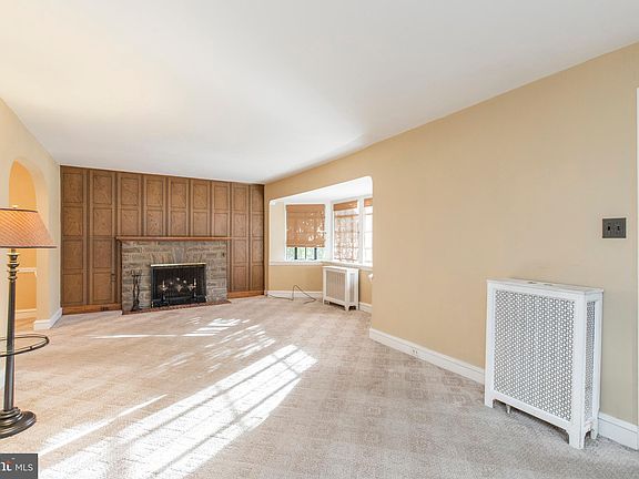 4th image of 1045 Lindale Ave