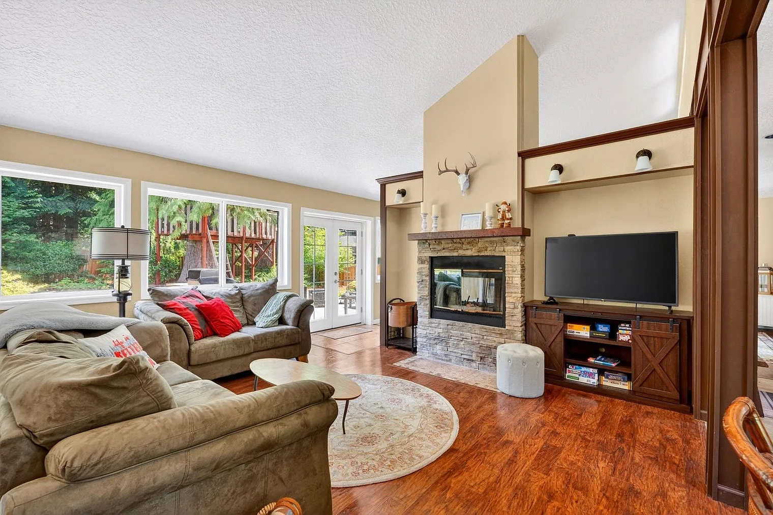 3 bed, 2.0 bath, 1905 sqft, $6,710 — Photo 2