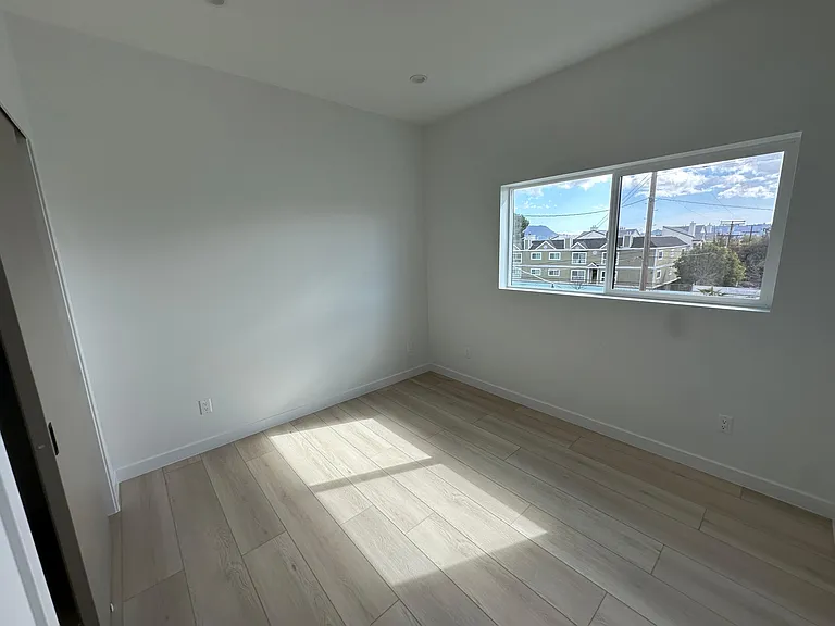 6410 Riverton Ave — Photo 6