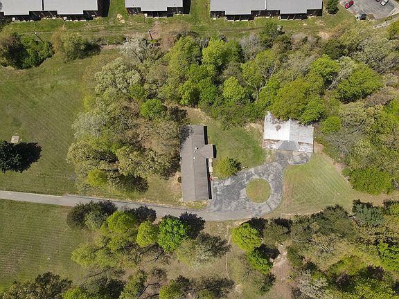 5th image of 70 Hickory Dr