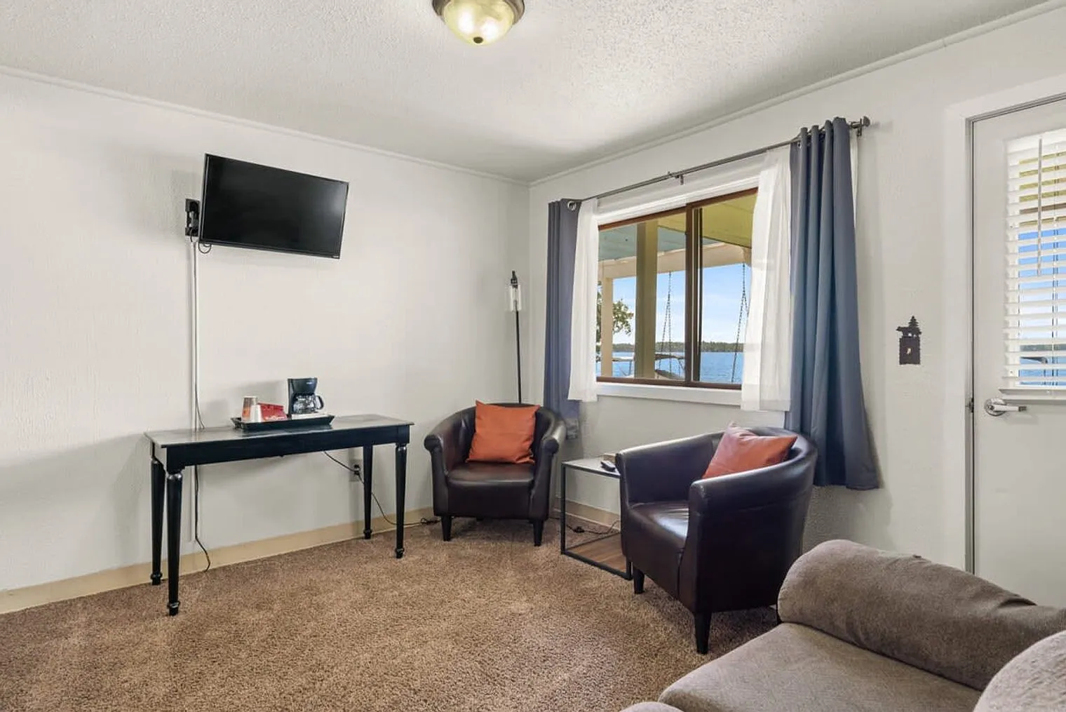 5 bed, 5.0 bath, 2142 sqft, $7,661 — Photo 3
