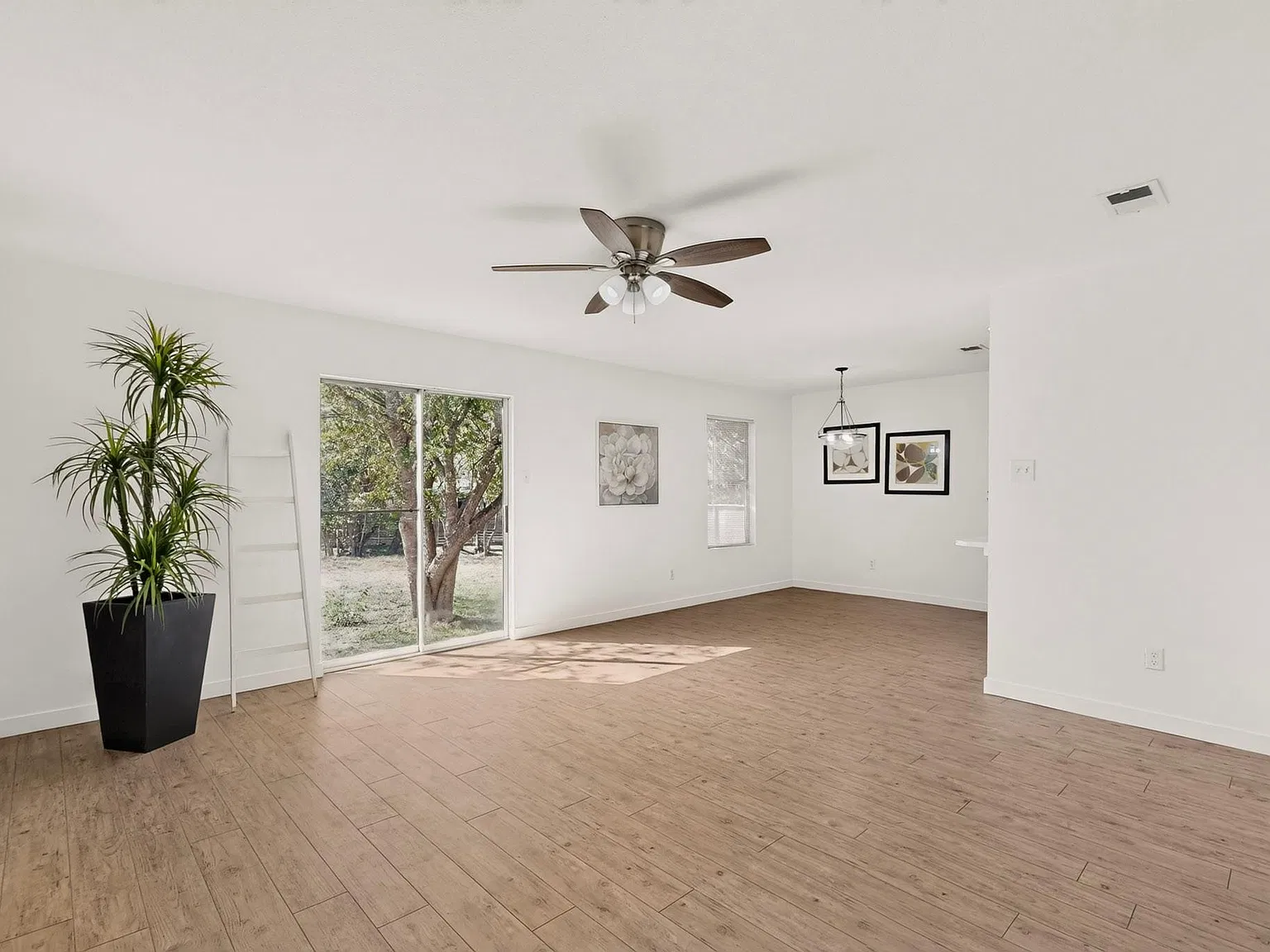 3 bed, 2.0 bath, 1098 sqft, $1,995 — Photo 3