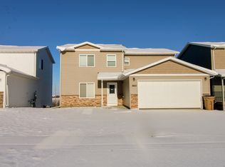 2613 Granite Dr NW, Minot, ND 58703