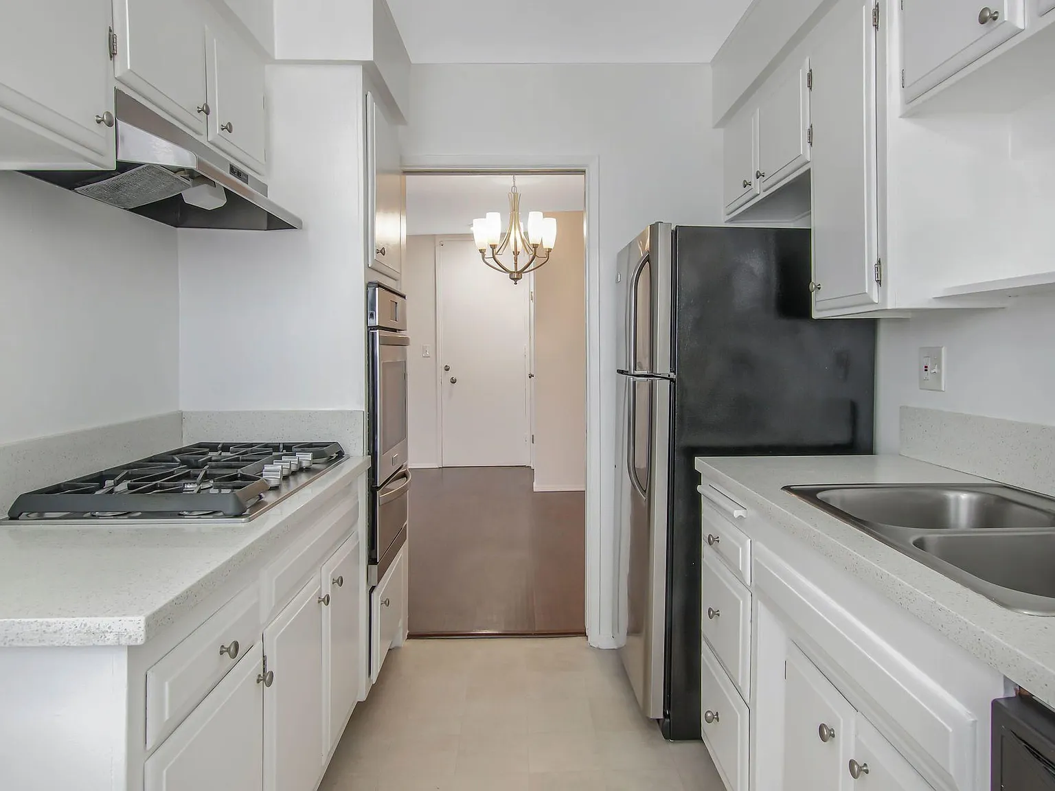 320 N La Peer Drive — Photo 2