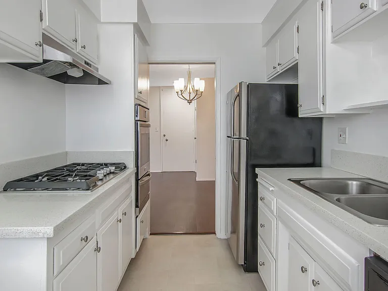 320 N La Peer Drive — Photo 2