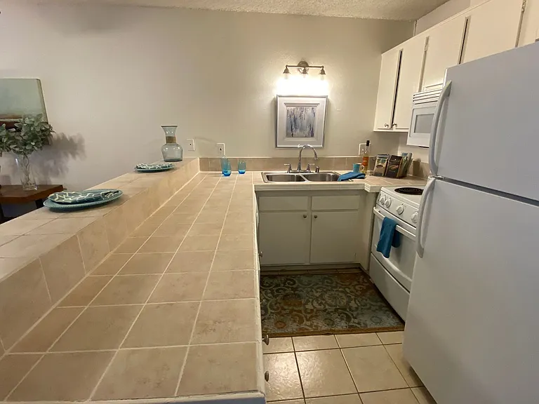Topanga Apartments — Photo 22
