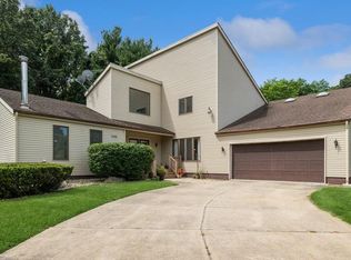 7914 W Applewood Dr, La Porte, IN 46350