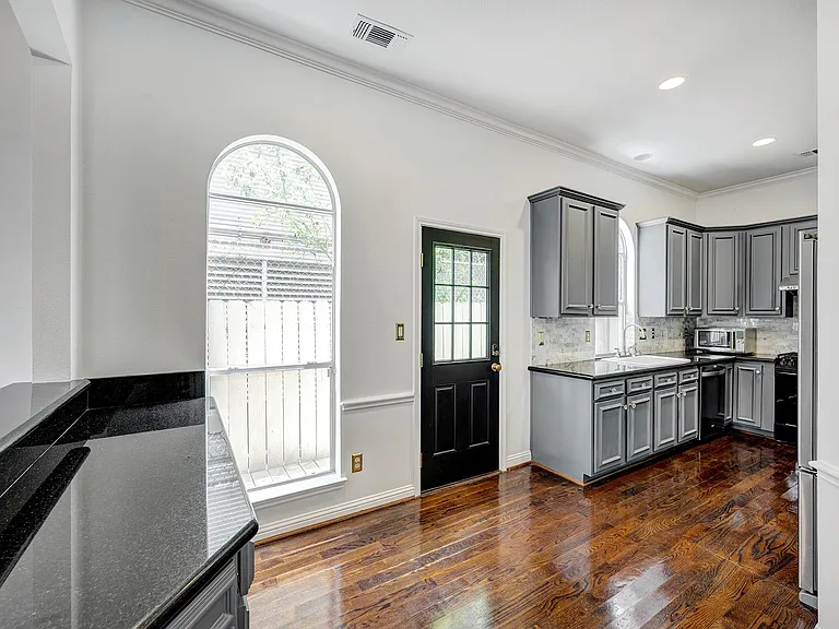 5207 Blossom St — Photo 9