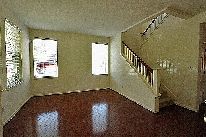 437 Silverwood St photo 1