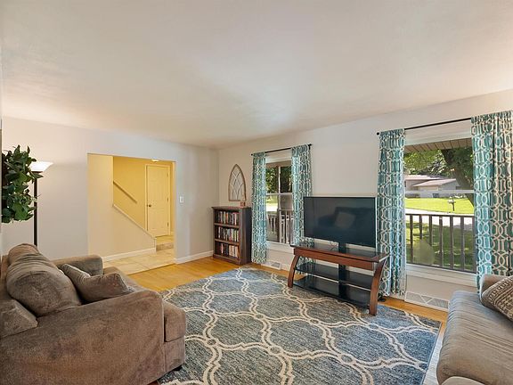 3rd image of 112 Park Lane Cir