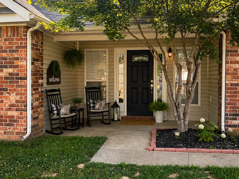610 Topaz St — Photo 2