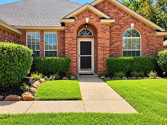 3rd image of 1584 Meadowview Dr
