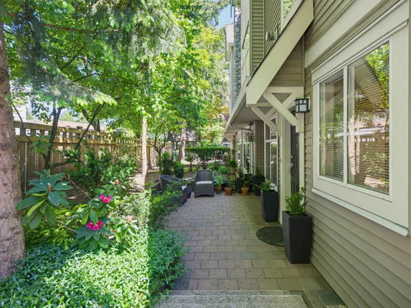 1071 Lynn Valley Rd #2, North Vancouver, BC V7J 1Z6