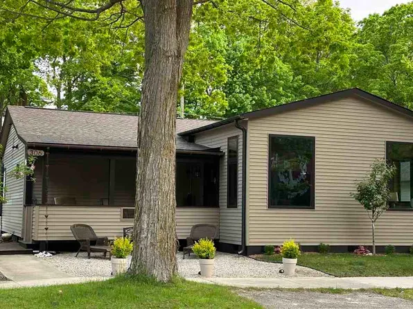 306 Antrim St, Charlevoix, MI 49720