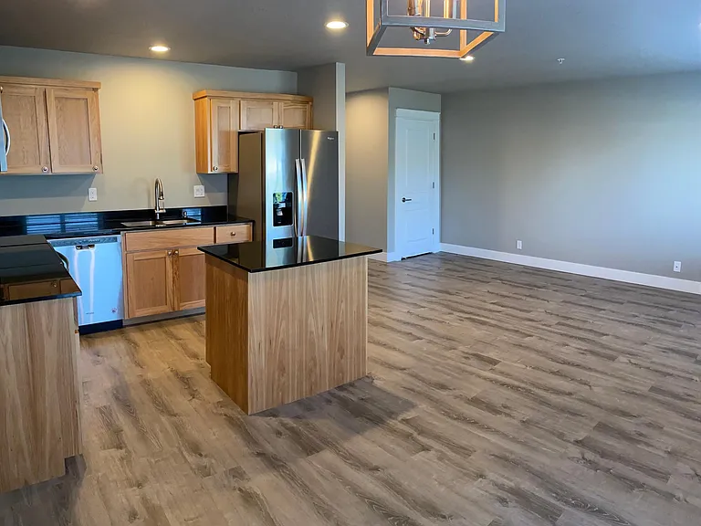 141 SW Kalmia St — Photo 8