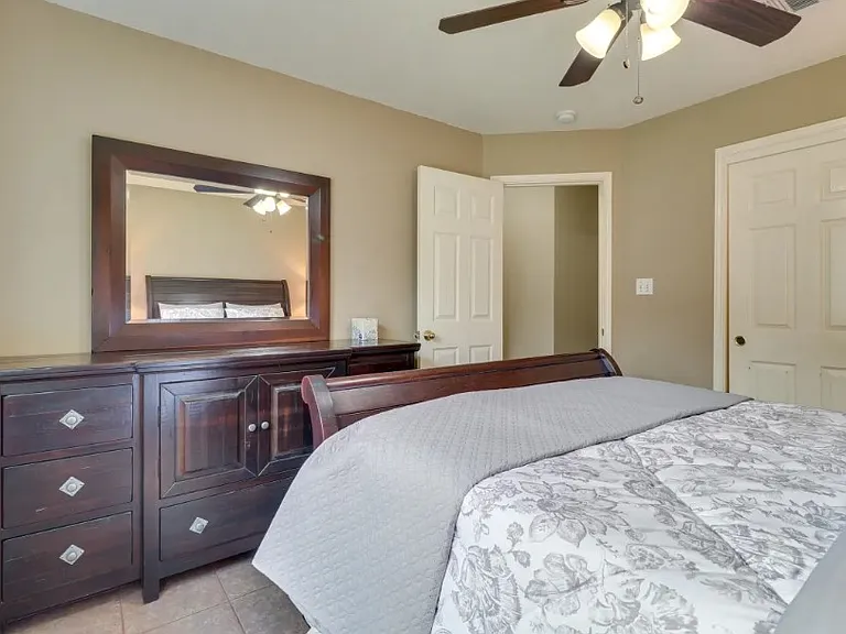 Bed Room 2 - Queen bed